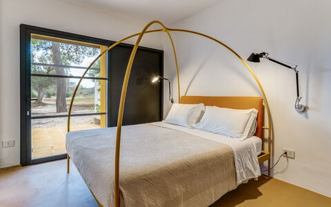 Villa Manè: Madera, Mueble, Diseño De Interiores, Habitación, Encendiendo, Cama, Suelo, Marco De La Cama, Lecho, Sábana