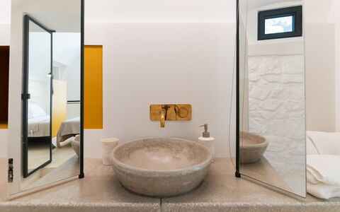 Villa Manè: Pared, Diseño De Interiores, Arreglo De Tubería, Piso, Baño, Espejo, Suelo, Encendiendo, Plomería, Grifo
