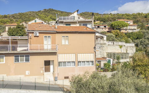 Casa di Bruna Seaview, Albenga: Pared, Edificio, Barrio Residencial, Arquitectura, Barrio, Casa, Casa, By, Techo, Asentamientos Humanos