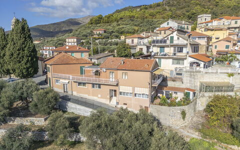 Casa di Bruna Seaview, Albenga: Edificio, Pared, Barrio Residencial, Casa, Casa, Techo, By, Arquitectura, Barrio, Asentamientos Humanos