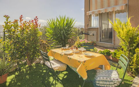Casa di Bruna Seaview, Albenga: Mueble, Silla, Mesa, Cocina Y Comedor Mesa, Jardín, Planta De Casa, Mesa Al Aire Libre, Mueble Para Exteriores, Yarda, Maceta