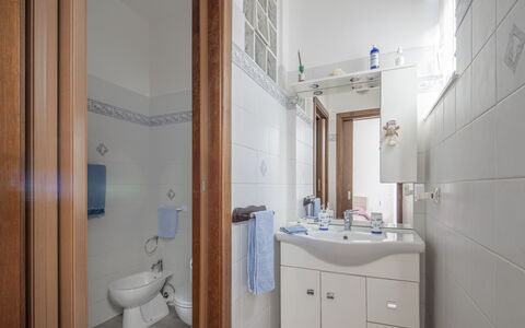 Casa di Bruna Seaview, Albenga: Lavabo Del Baño, Piso, Arreglo De Tubería, Lavabo, Diseño De Interiores, Suelo, Baño, Grifo, Plomería, Habitación