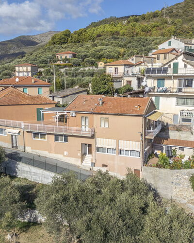 Casa di Bruna Seaview, Albenga: Edificio, Pared, Barrio Residencial, Casa, Casa, Techo, By, Arquitectura, Barrio, Asentamientos Humanos