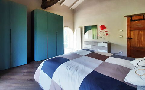 Villa Pietra With Pool On Piemonte Hills: Habitación, Diseño De Interiores, Mueble, Piso, Cama, Madera, Suelo, Sábana, Techo, Lecho