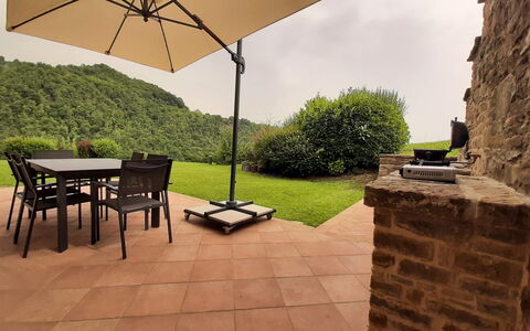 Villa Pietra With Pool On Piemonte Hills: Mueble, Mueble Para Exteriores, Silla, Mesa, Mesa Al Aire Libre, Sombra, Paraguas, Jardín, Patio, Patio Interior
