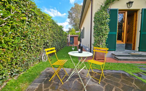 Villetta Tonfano: Verde, Mueble, Jardín, Bicicleta Tenedor, Mueble Para Exteriores, Sombra, Bicicleta, Patio Interior