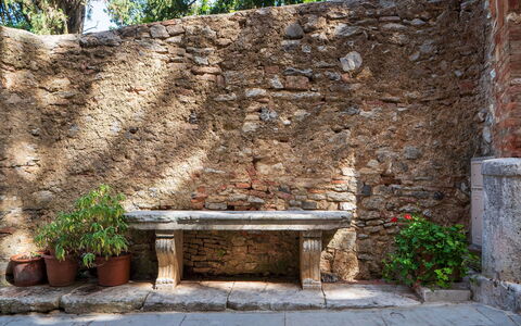 Torre di Serre: Pared, Pared De Piedra, Klippe, Marrón, Ladrillo, Losa, Enladrillado, Banco Al Aire Libre, Mueble Para Exteriores