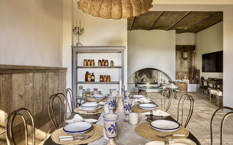 Villa Chiovada: Mueble, Diseño De Interiores, Mesa, Vajilla, Encendiendo, Utensilios Para Servir, Cocina Y Comedor Mesa, Comedor, Habitación, Silla