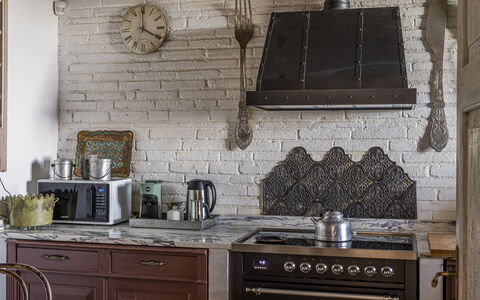 Villa Chiovada: Pared, Cocina, Madera, Piso, Diseño De Interiores, Aparato De Cocina, Encendiendo, Estufa De Cocina, Lámpara, Mueble