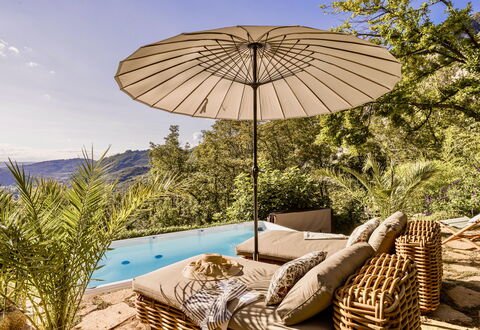 Villa Chiovada: Mueble Para Exteriores, Mueble, Paraguas, Recurso, Sombra, Eco Hotel, Silla, Piscina, Ocio, Sunlounger