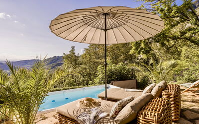 Villa Chiovada: Mueble Para Exteriores, Mueble, Paraguas, Recurso, Sombra, Eco Hotel, Silla, Piscina, Ocio, Sunlounger