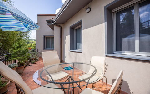 Il Ferrone Apartment with Garden - Greve in Chiant: Casa, Mueble, Departamento, Silla, Balcón, Sombra, La Luz Del Día, Manchas De Madera, Planta De Casa, Mueble Para Exteriores