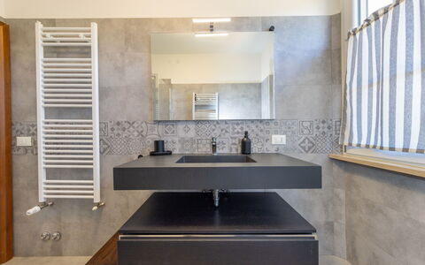 Enda: Piso, Diseño De Interiores, Arreglo De Tubería, Pared, Suelo, Lavabo Del Baño, Lavabo, Baño, Grifo, Techo