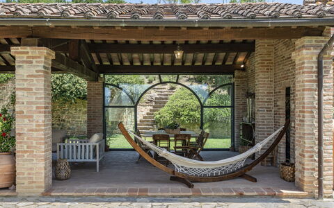 Aqua Bio Retreat: Mueble, Ladrillo, Jardín, Mueble Para Exteriores, Maceta, Estructura Al Aire Libre, Silla, Columna, Patio, Inmuebles