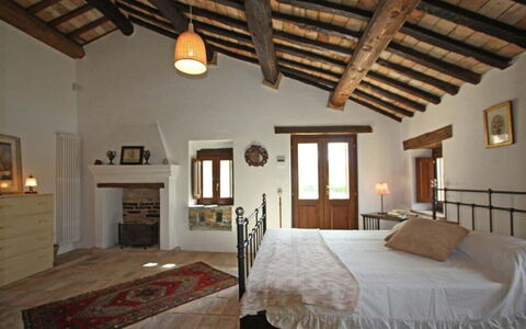 Villa la Dolcevita: Mueble, Pared, Diseño De Interiores, Madera, Techo, Habitación, Cama, Piso, Habitación, Marco