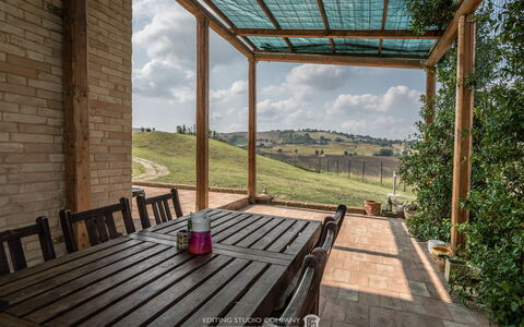 Villa la Dolcevita: Madera, Manchas De Madera, Estructura Al Aire Libre, Porche, Sombra, Madera Dura, Pérgola, Pabellón, Cubierta, Edificios Del Jardín