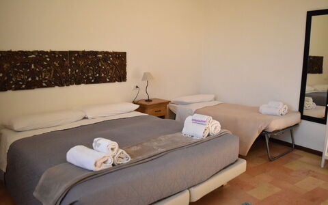 Appartamento la Fontana, Assisi: Cama, Mueble, Habitación, Sábana, Diseño De Interiores, Lecho, Suelo, Marco De La Cama, Habitación, Linos