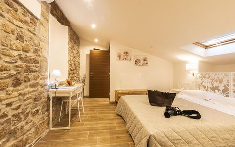 Appartamento la Fontana, Assisi: Diseño De Interiores, Mueble, Techo, Habitación, Madera, Piso, Suelo, Textil, Cama, Encendiendo