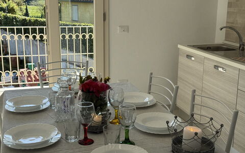 Villa al Glicine: Mueble, Vajilla, Diseño De Interiores, Mesa, Piso, Cocina Y Comedor Mesa, Silla, Comedor, Encendiendo, Utensilios Para Servir