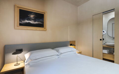 Casa Gibel: Diseño De Interiores, Habitación, Suelo, Cama, Marco De La Cama, Lecho, Sábana, Habitación, Techo, Linos