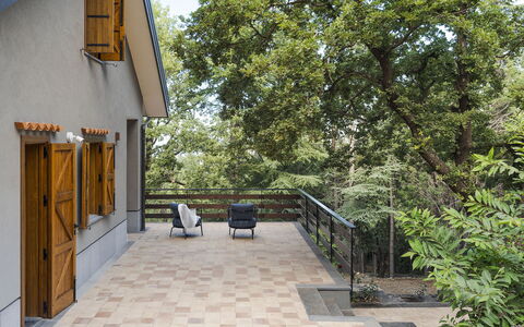 Casa Gibel: Madera, Material Compuesto, Sombra, Madera Dura, Cubierta, Hormigón, Porche, Manchas De Madera, Mueble Para Exteriores, Jardín