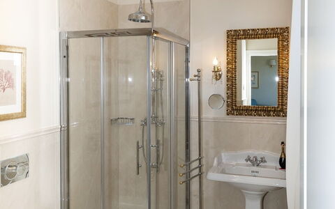 Alina Villa: Baño, Arreglo De Tubería, Diseño De Interiores, Lavabo, Piso, Lavabo Del Baño, Grifo, Suelo, Plomería, Casa
