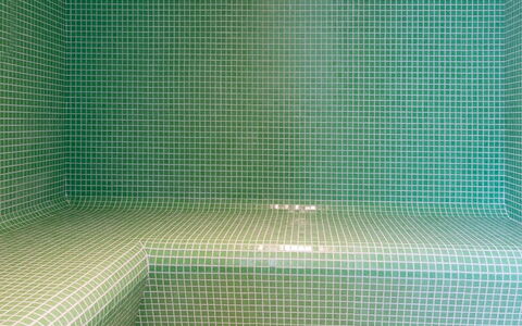 Alina Villa: Piso, Suelo, Material Compuesto, Loseta, Material Natural, Piscina