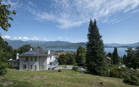 Alina Villa: Árbol, Casa, Casa, Montaña, Colina, Paisaje, Barrio Residencial, Tierras Altas, Techo, Cordillera