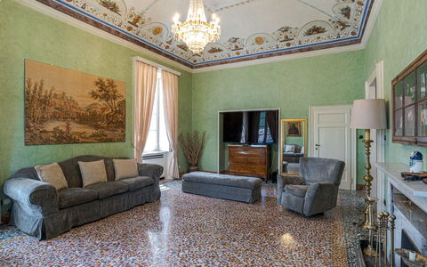 Gallietta: Pared, Piso, Diseño De Interiores, Suelo, Mueble, Techo, Encendiendo, Habitación, Sala, Alfombra