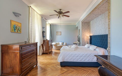 Gallietta: Mueble, Cama, Diseño De Interiores, Habitación, Piso, Sábana, Suelo, Lecho, Madera, Habitación