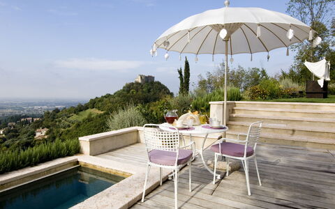 Asolina Villa: Mueble, Paraguas, Mueble Para Exteriores, Silla, Mesa, Mesa Al Aire Libre, Sombra, Patio, Jardín, Cocina Y Comedor Mesa