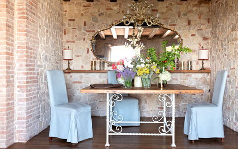 Asolina Villa: Mueble, Diseño De Interiores, Mesa, Madera, Silla, Comedor, Encendiendo, Cocina Y Comedor Mesa, Habitación, Candelabro