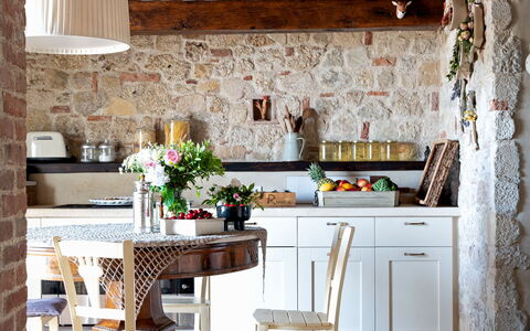 Asolina Villa: Mueble, Pared, Diseño De Interiores, Madera, Cocina, Piso, Silla, Mesa, Cocina Y Comedor Mesa, Casa
