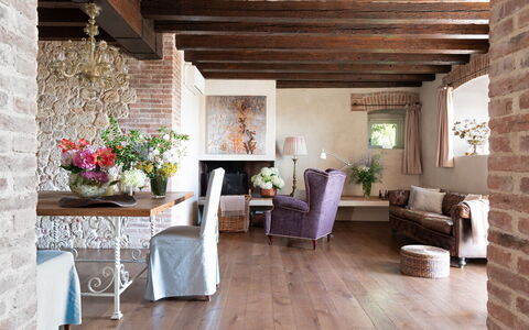 Asolina Villa: Mueble, Pared, Diseño De Interiores, Piso, Madera, Suelo, Mesa, Casa, Suelos De Madera, Sala
