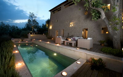 Asolina Villa: Pared, Piscina, Arquitectura, Mueble Para Exteriores, Material Compuesto, Casa, Maceta, Inmuebles, Fuente De Agua, Patio