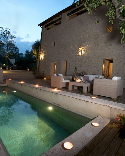 Asolina Villa: Pared, Piscina, Arquitectura, Mueble Para Exteriores, Material Compuesto, Casa, Maceta, Inmuebles, Fuente De Agua, Patio