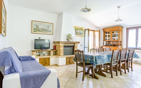 Villa Altavista: Piso, Diseño De Interiores, Mueble, Suelo, Techo, Habitación, Mesa, Sofá, Sala, Silla