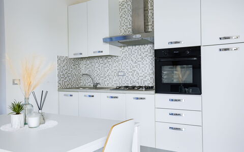 Villa Altavista: Cocina, Mostrador, Electrodoméstico, Gabinetes, Aparato De Cocina, Madera, Diseño De Interiores, Piso, Estufa De Cocina, Casa