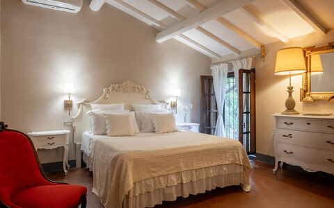 Podere la Botte, Pool, Lari: Mueble, Cama, Diseño De Interiores, Habitación, Lecho, Sábana, Textil, Linos, Suelo, Piso
