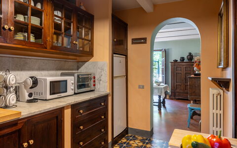 Podere la Botte, Pool, Lari: Mueble, Diseño De Interiores, Gabinetes, Piso, Madera, Suelo, Mostrador, Cocina, Cajón, Alacena
