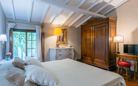 Podere la Botte, Pool, Lari: Mueble, Cama, Habitación, Diseño De Interiores, Sábana, Lecho, Encendiendo, Piso, Marco De La Cama, Habitación