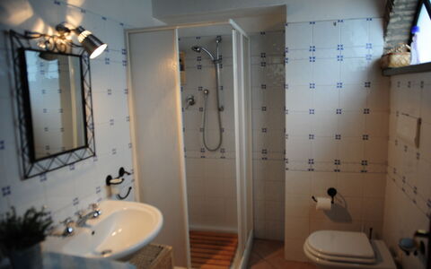 Villa Vindelbono: Arreglo De Tubería, Piso, Suelo, Baño, Diseño De Interiores, Lavabo Del Baño, Grifo, Plomería, Habitación, Lavabo