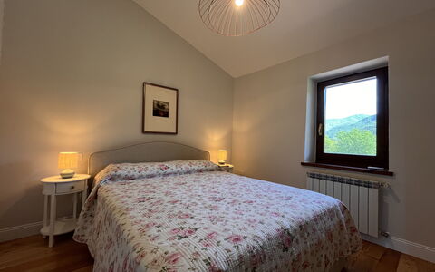 Villa Vindelbono: Cama, Diseño De Interiores, Habitación, Lecho, Pared, Sábana, Mueble, Techo, Linos, Habitación