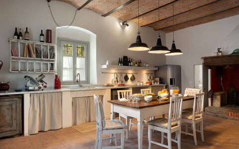 La Morella: Mueble, Diseño De Interiores, Piso, Cocina, Madera, Suelo, Cocina Y Comedor Mesa, Mesa, Silla, Techo