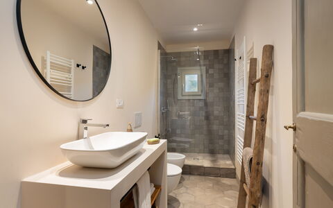 La Morella: Baño, Arreglo De Tubería, Piso, Pared, Diseño De Interiores, Suelo, Espejo, Baño, Lavabo Del Baño, Lavabo