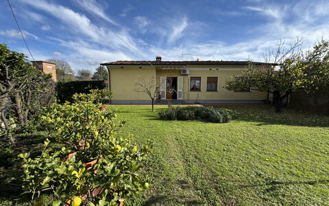 Villa Lory: Hierba, Casa, Arbusto, El Terreno Del Lote, Casa, Área Rural, Jardín, Césped, Cabaña, Inmuebles