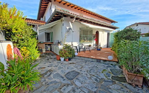 I Cipressi: Casa, Barrio Residencial, Casa, Techo, Balcón, Hacienda, Sombra, Losa, Maceta, Planta De Casa