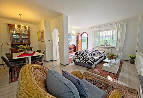 I Cipressi: Mueble, Diseño De Interiores, Sofá, Piso, Madera, Suelo, Habitación, Sala, Techo, Departamento