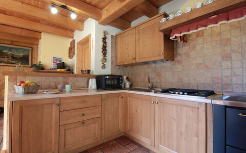 Chalet Genzianella: Mueble, Cocina, Piso, Mostrador, Gabinetes, Diseño De Interiores, Madera, Suelo, Habitación, Techo