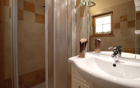 Chalet Genzianella: Baño, Arreglo De Tubería, Diseño De Interiores, Lavabo Del Baño, Pared, Lavabo, Piso, Espejo, Suelo, Grifo